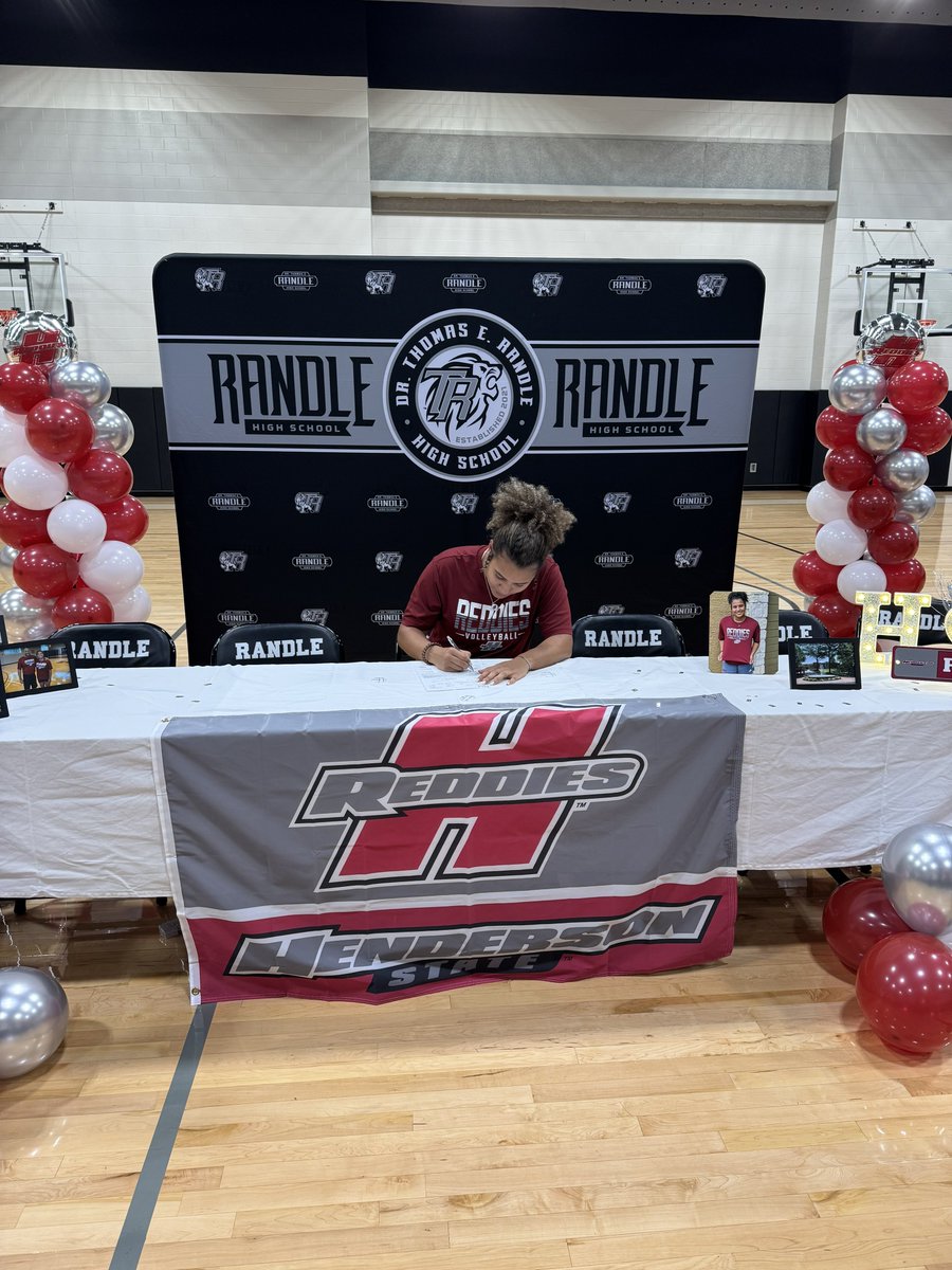 MilayaGraves's tweet photo. I signed ✍🏽🏐♥️ @ReddiesVB @RandleVB @houstonjuniors https://t.co/iNGq3xgurR