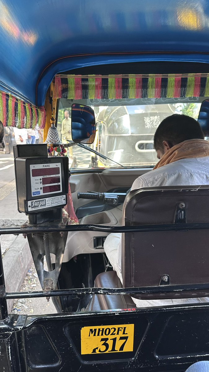 jeetss's tweet photo. @MTPHereToHelp Rikshawala standing in line of Versova below metro refusing to go. Number plat is also not visible fully from inside refusing to go to particular stops. Kindly help. 
Versova road, below Versova metro station, Versova, Andheri’s west https://t.co/WcuksnHeCx