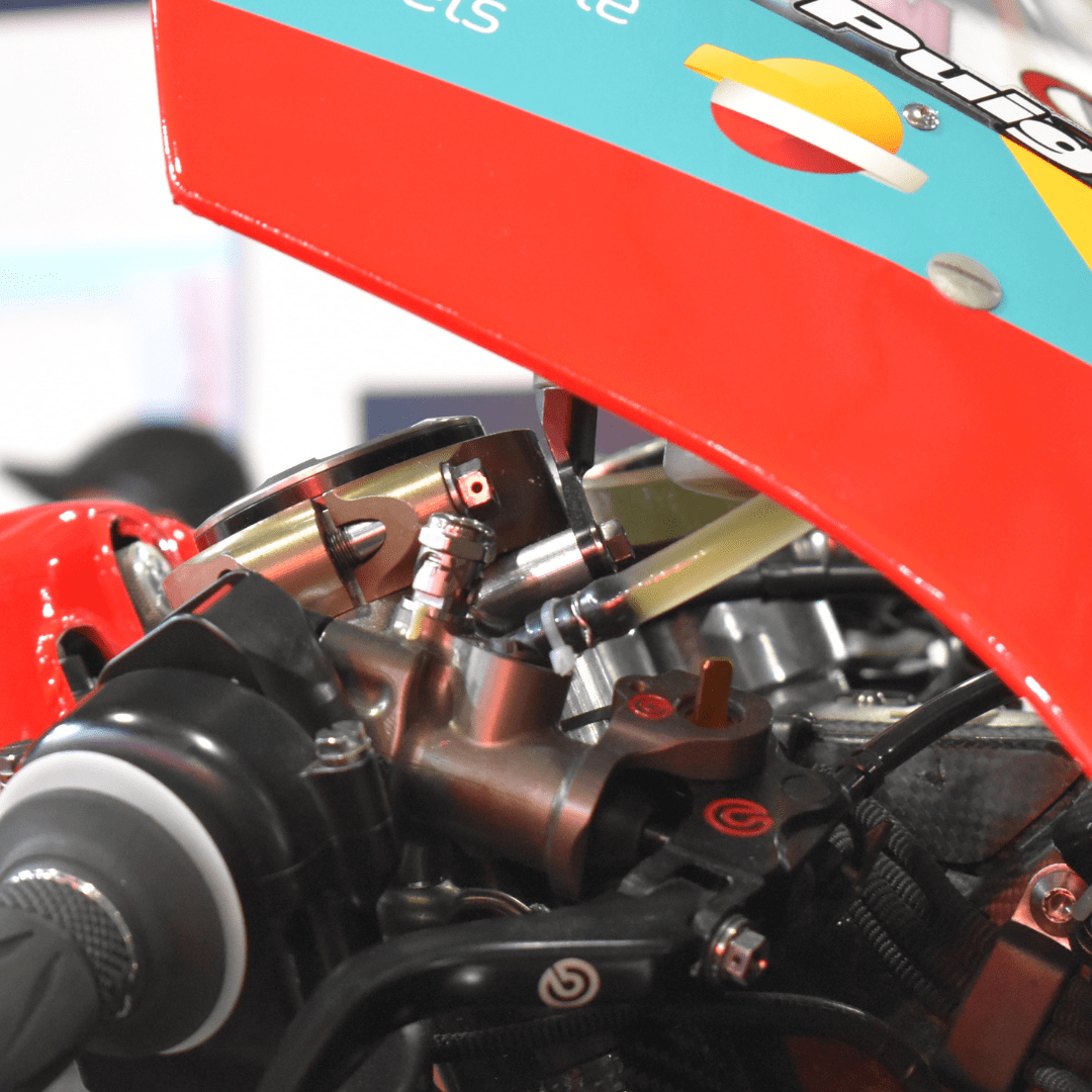 絶妙なブレーキタンクステー
芸術的なクリアランス