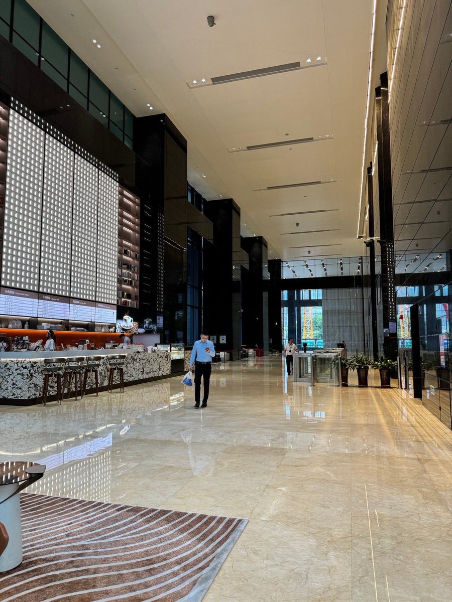 URoom_202006's tweet image. お疲れさまです😊
中国出張中の上司より現地の写真が届きました😆✨大都市ですね〜🏙️✨写真のフライドポーク丼が2,800円😳円安恐るべしです…😵
お昼からもお仕事頑張りましょう💪✨
#企業公式 
#企業公式が挨拶を言い合う