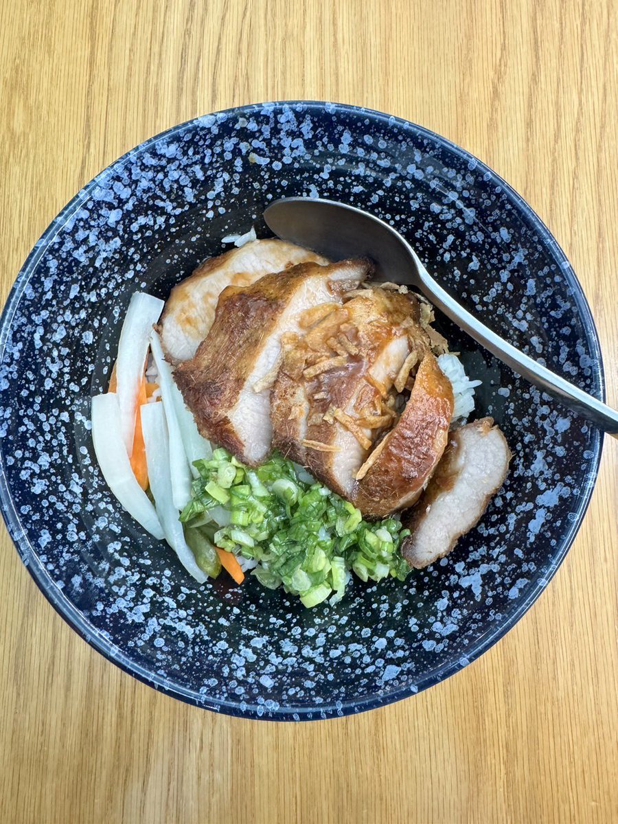 URoom_202006's tweet image. お疲れさまです😊
中国出張中の上司より現地の写真が届きました😆✨大都市ですね〜🏙️✨写真のフライドポーク丼が2,800円😳円安恐るべしです…😵
お昼からもお仕事頑張りましょう💪✨
#企業公式 
#企業公式が挨拶を言い合う