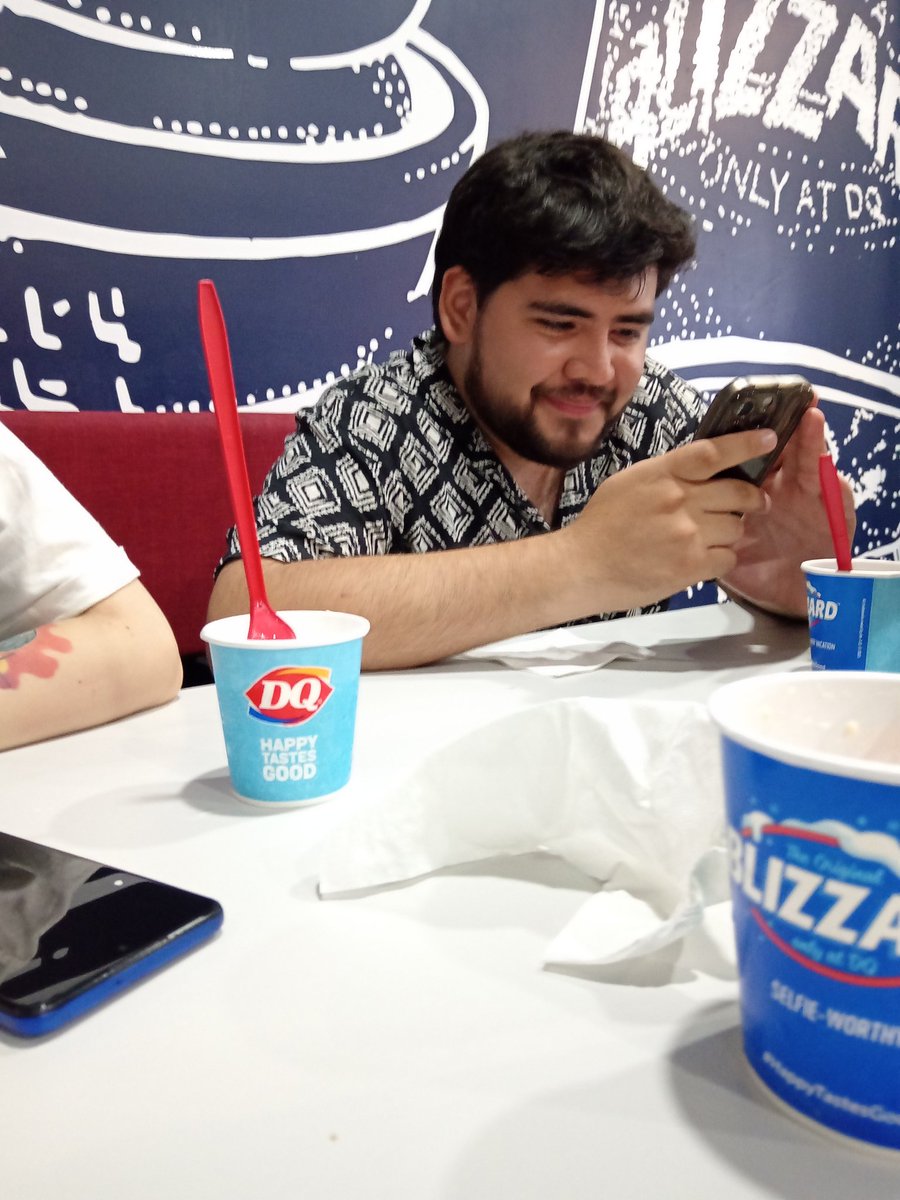 MustachedBox16's tweet photo. Quería hacer una analogía entre el destello que vemos de las estrellas  y mi amistad contigo, pero creo que no tengo ni el conocimiento exacto para describirlo ni las palabras que amplifiquen lo mucho que te amo. 
Feliz cumpleaños, Dilan! 🥳✨💞 https://t.co/altUGk6ych