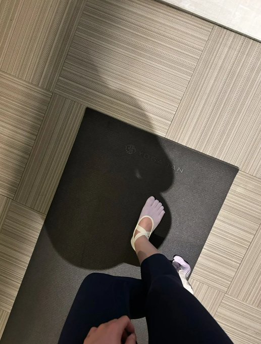 早起きしてヨガを練習することは必須のコースです