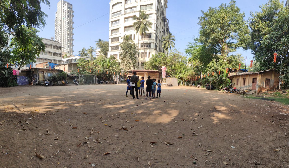 SlumsOfMumbai's tweet photo. दादरच्या ॲशलेन आणि साने गुरुजी शाळेजवळ पाटील मैदानात डाव्या आणि उजव्या बाजूला मराठी माणसांनी अनधिकृत घरे बांधली आहेत, उजव्या बाजूची घरे थेट मैदानातच आहेत, ही घरे त्वरीत पाडण्यात यावीत... @mybmcWardGN @mybmc @mumbaimatterz 
#IllegalHomes #Dadar #Mumbai https://t.co/Ikrsfz3hRd