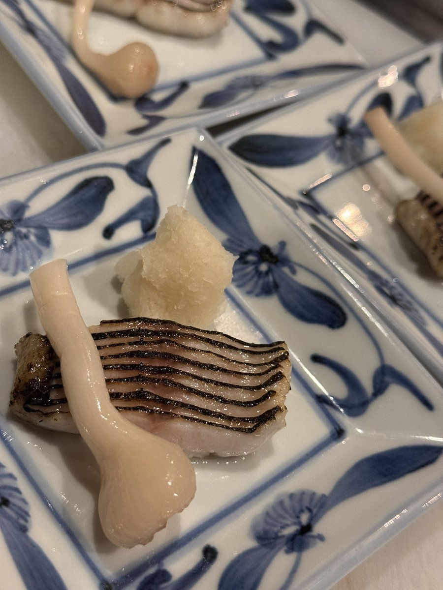 zarubaku's tweet photo. 昨日の裏・ザルバクコース（7700円）の一品。クロシビカマスの塩焼き。細い骨が幾重にも入る身質ながら加熱する事で自分の脂で骨が揚がり、硬さを感じなくなるという変わりダネ。脂、旨さ抜群。あまり市場に出ませんがミシュラン、ゴエミヨ掲載高���店でも認知され始めています。ぜひー https://t.co/CUYOjKb3mS