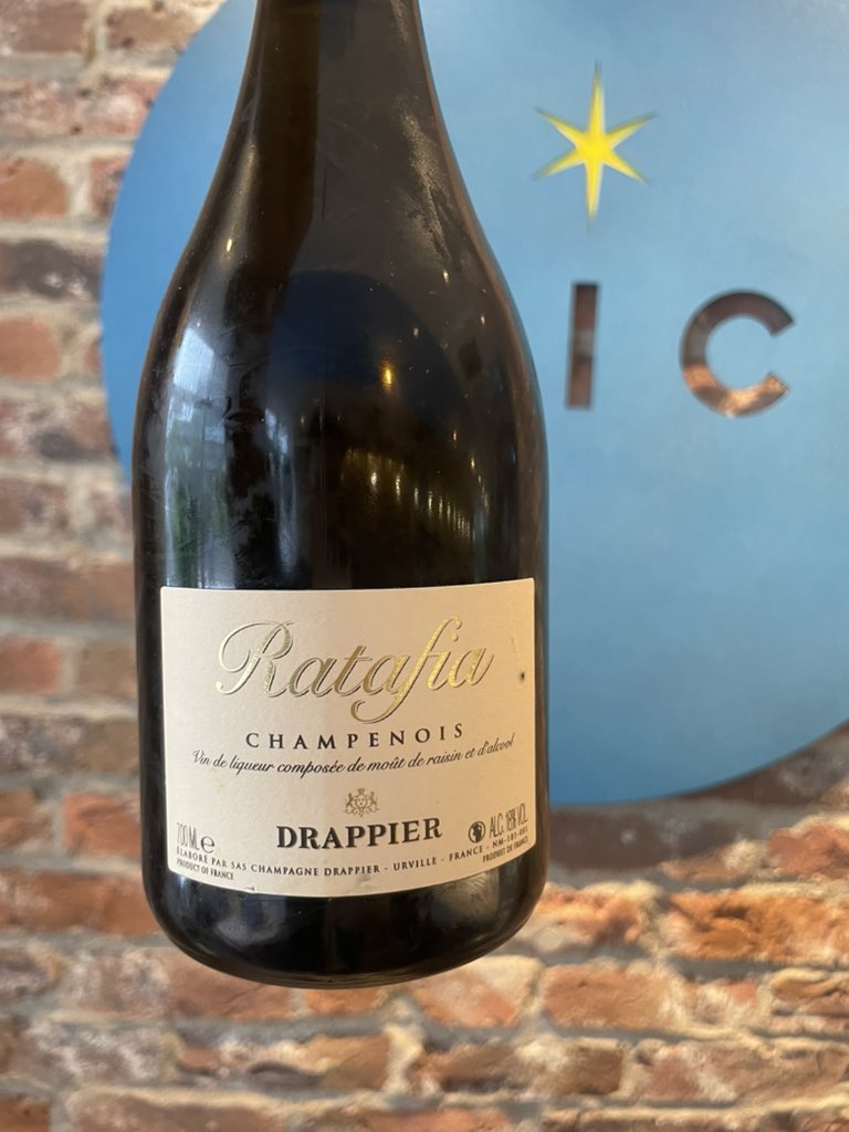 Spicabistro's tweet photo. ぶどう果汁にマールを加えた酒精強化ワイン『ラタフィア』
ドラピエのものはPN100%🍇
黒蜜やアールグレイを感じる上質な食後酒です🙇♂️
#drapier
#ratafier https://t.co/MhbFXQFGfi