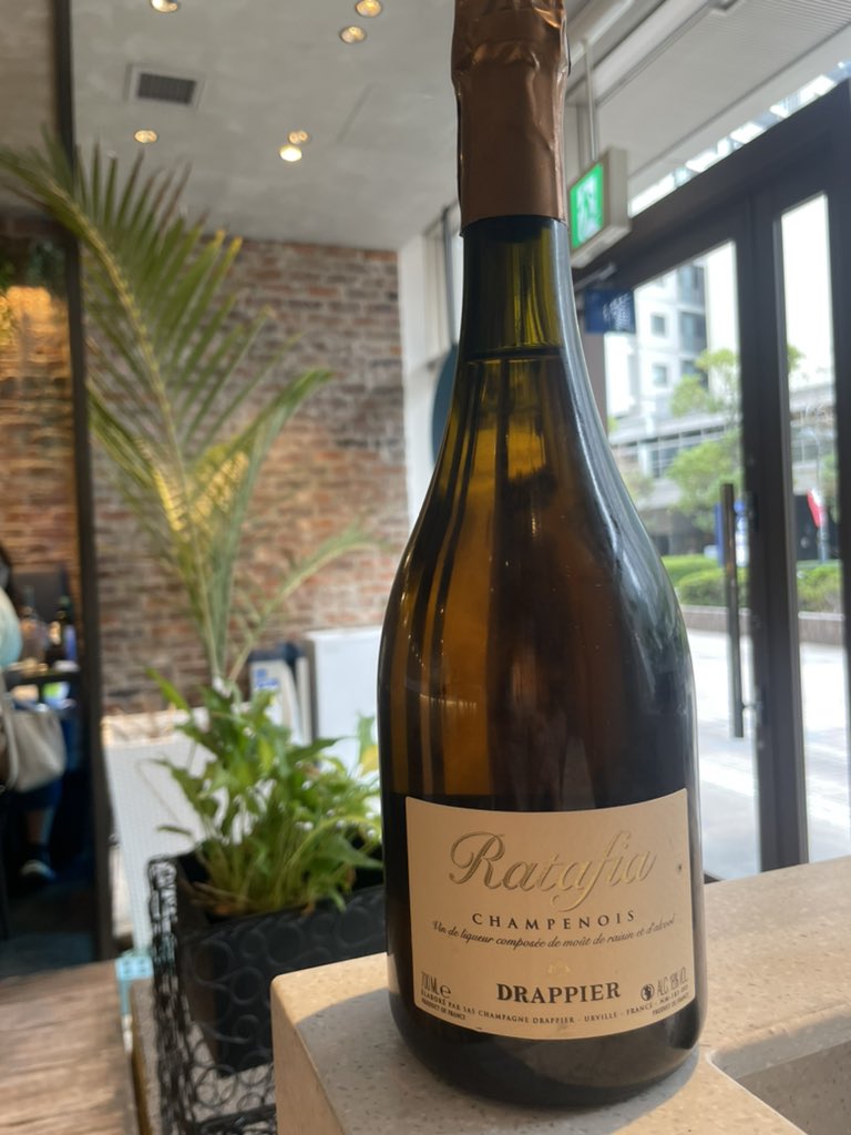Spicabistro's tweet photo. ぶどう果汁にマールを加えた酒精強化ワイン『ラタフィア』
ドラピエのものはPN100%🍇
黒蜜やアールグレイを感じる上質な食後酒です🙇♂️
#drapier
#ratafier https://t.co/MhbFXQFGfi