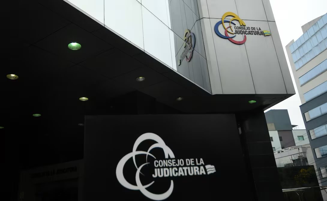 ¿Quién mueve los hilos?🤔⚖️| El proceso de selección de jueces en la <a href="/CorteNacional/">Corte Nacional de Justicia</a> se ve envuelto en manipulaciones para favorecer oscuros intereses personales y políticos. La vocal del <a href="/CJudicaturaEc/">Consejo de la Judicatura</a>, #SolandaGoyes, estaría usando su influencia para colocar jueces afines y así