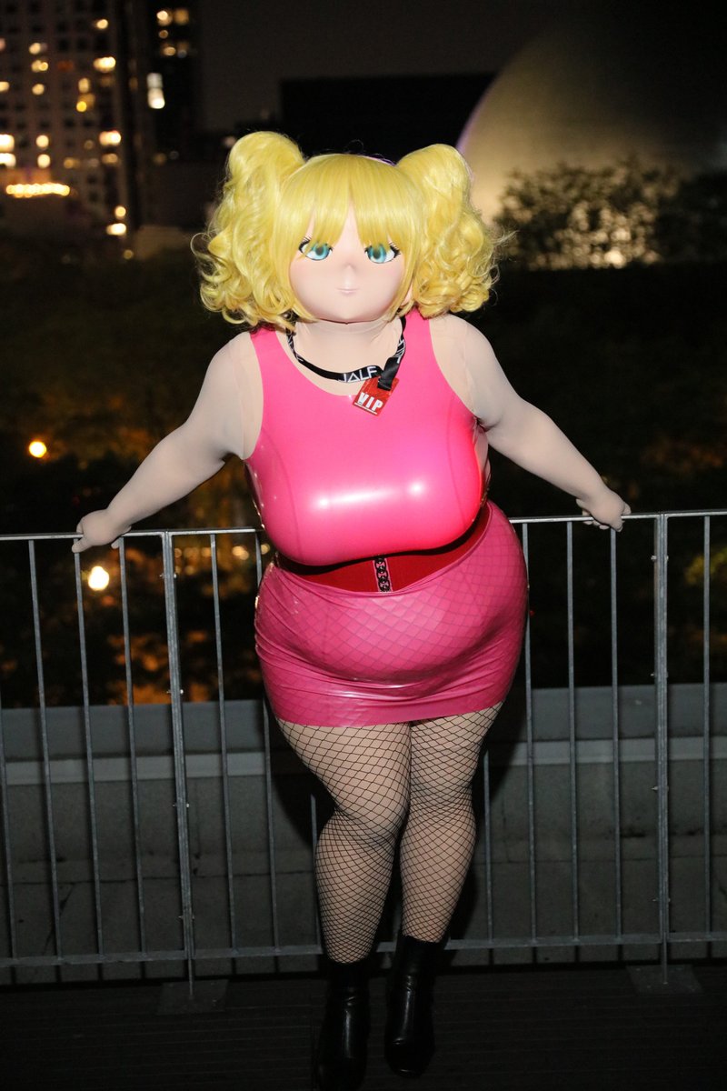 #いい膝の日 
Not something I usually focus on, so it was harder to find good pics.

Here's some homework for all of you: look through my past pics and find better shots of my knees, and quote-retweet them so I can see!