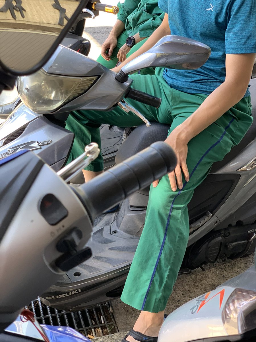 uhhumback's tweet photo. 這郵差怎麼這麼大包 https://t.co/fyPgnrJYvM