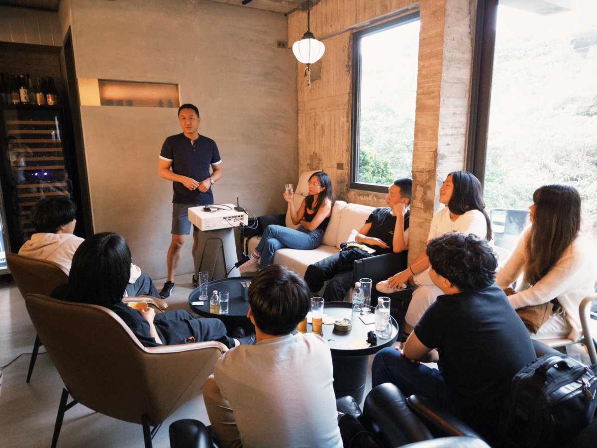 886Studios's tweet photo. 5/ Fireside chat &amp; stories from the partners

We sat down with Kai Huang, @0804chris, and @lylefong as they shared personal stories and insights from their journeys in a fireside chat, offering valuable lessons on managing co-founder relationships, scaling up, and leadership. https://t.co/3chI1on49m