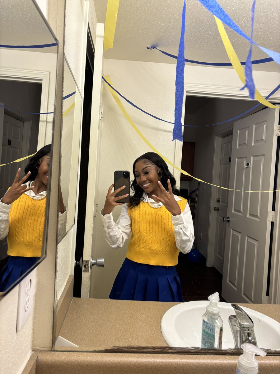 tiaradanielle2x's tweet image. BIG ACE FREE SHOUT OUT MARY LOU AND THE CREEEWWWWWSKIIIIIIII #EEYIP 💙💛