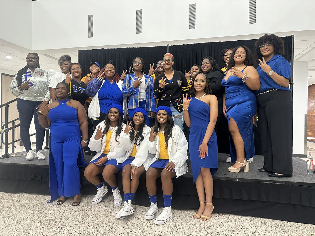 tiaradanielle2x's tweet image. BIG ACE FREE SHOUT OUT MARY LOU AND THE CREEEWWWWWSKIIIIIIII #EEYIP 💙💛