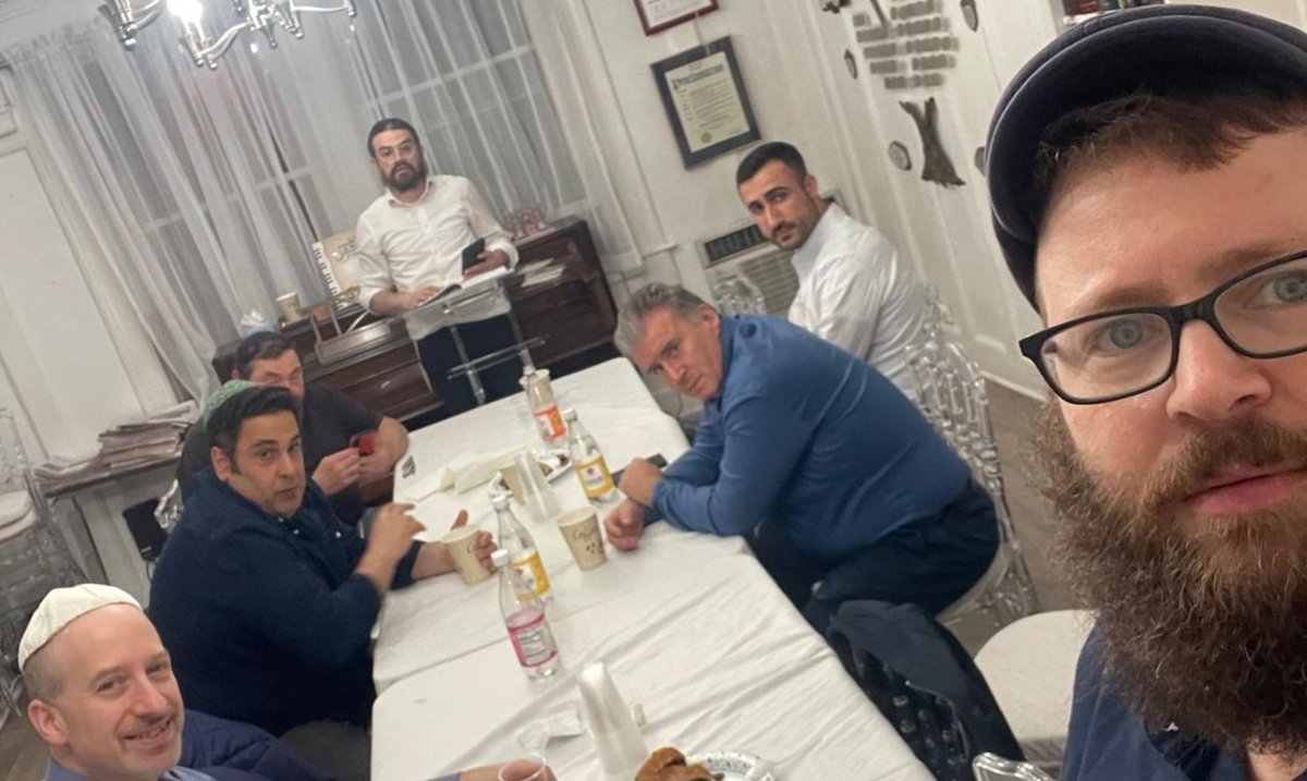 ChabadFHN's tweet image. A great class with great people!

Thank you Sara Perlman for the kind sponsorship. May your Mom Rifka bat Taibela have a Refuah Shelaima!

#torahclass #halacha #lettersofwisdom #rebbe #jewishmen #queensny #foresthillsny #chabadoffhn