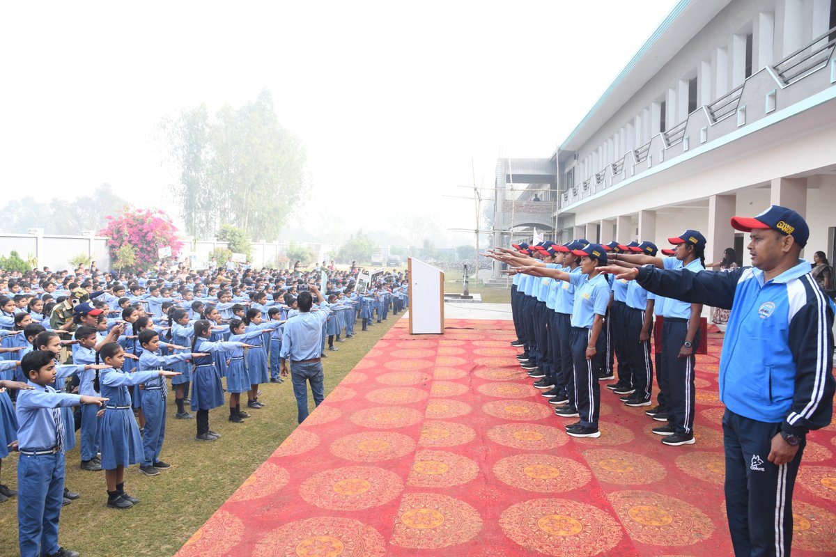BSF_India's tweet photo. "Empowering Young Minds!"

School children joining hands with BSF-NMCG rafting expedition team, to spread awareness on Women Empowerment & Clean Ganga, through Drawing competitions, Rangoli Competition, Interactive sessions & Pledge-taking ceremonies.

20 brave BSF women are rafting 2,500 km from Gangotri to Ganga Sagar, engaging local communities & youth.
Join the movement!

#WomenEmpowerment 
#CleanGanga
#EmpoweringIndia 
#GangaExpedition