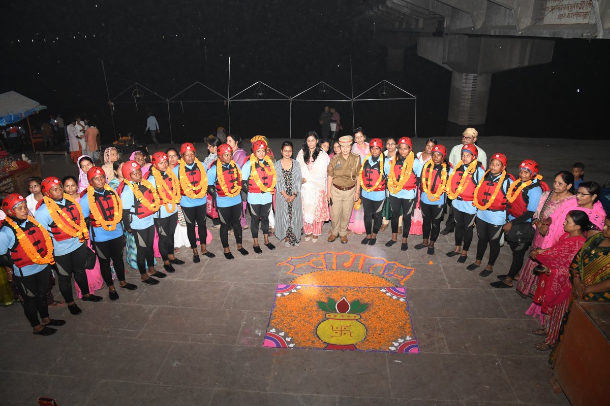 BSF_India's tweet photo. "Empowering Young Minds!"

School children joining hands with BSF-NMCG rafting expedition team, to spread awareness on Women Empowerment & Clean Ganga, through Drawing competitions, Rangoli Competition, Interactive sessions & Pledge-taking ceremonies.

20 brave BSF women are rafting 2,500 km from Gangotri to Ganga Sagar, engaging local communities & youth.
Join the movement!

#WomenEmpowerment 
#CleanGanga
#EmpoweringIndia 
#GangaExpedition