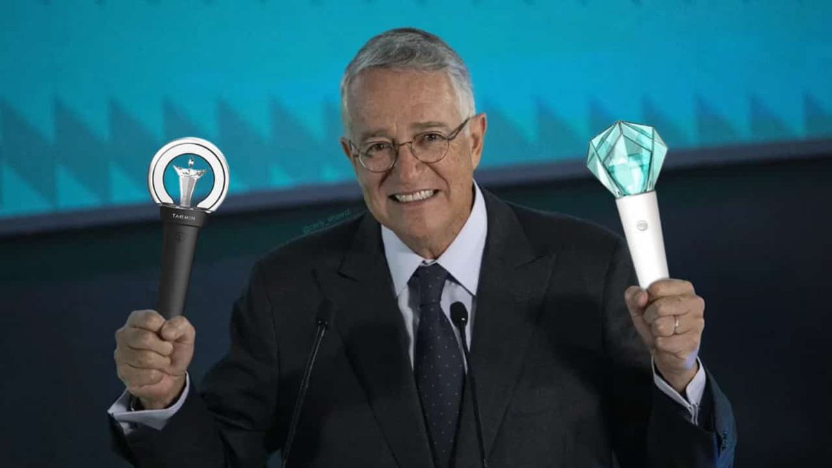 SHINee_Mexico's tweet photo. Tío @RicardoBSalinas le lucen muy bien las lightstick de #SHINee y #TAEMIN con su outfit
Y si nos acompaña a #ArenaCDMXForTaemin ? 😎❤️
Claro, con nuestra tarjeta de @BancoAzteca 💚 https://t.co/6aN3krhJcw