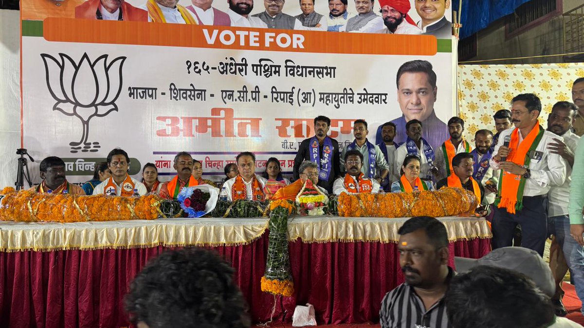 renu_hansraj's tweet image. Mahayuti's Shri Ameet Satam ji addressed a packed crowd at Nehru Nagar, Ward 69, with hundreds chanting in unison:

"Andheri bole fir se, Ameet Satam dil se!"

#BJPmumbai #Andheri #AndheriWest #AmeetSatam #Mahayuti #Maharashtra #NarendraModi