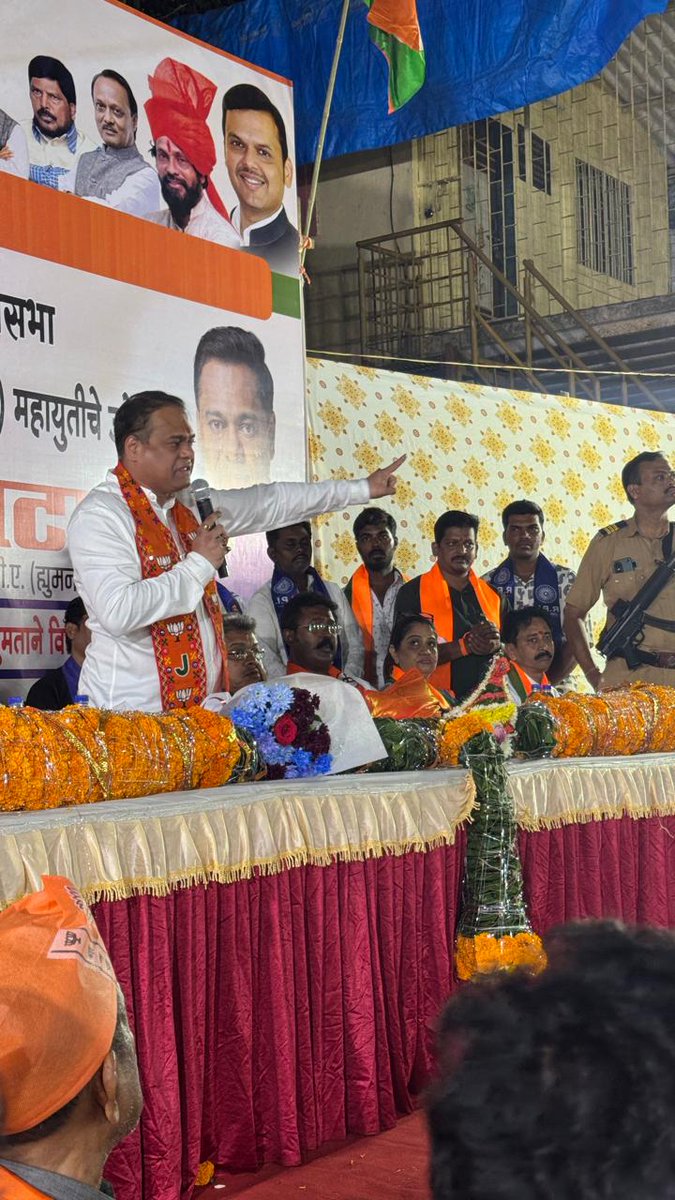 renu_hansraj's tweet image. Mahayuti's Shri Ameet Satam ji addressed a packed crowd at Nehru Nagar, Ward 69, with hundreds chanting in unison:

"Andheri bole fir se, Ameet Satam dil se!"

#BJPmumbai #Andheri #AndheriWest #AmeetSatam #Mahayuti #Maharashtra #NarendraModi