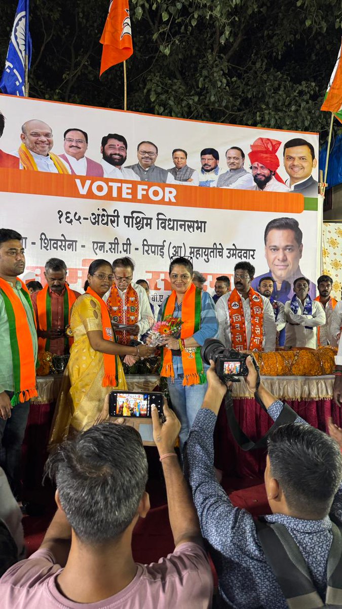 renu_hansraj's tweet image. Mahayuti's Shri Ameet Satam ji addressed a packed crowd at Nehru Nagar, Ward 69, with hundreds chanting in unison:

"Andheri bole fir se, Ameet Satam dil se!"

#BJPmumbai #Andheri #AndheriWest #AmeetSatam #Mahayuti #Maharashtra #NarendraModi