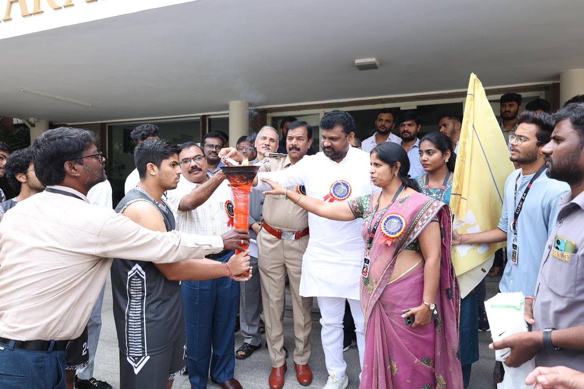 ShivaSenaIYC's tweet image. Participated in National Inter Level Engineering Sports Fest (AARA 2024) organized by Chaitanya Bharti Institute of Technology College.

#sports
#youth
#CBIT