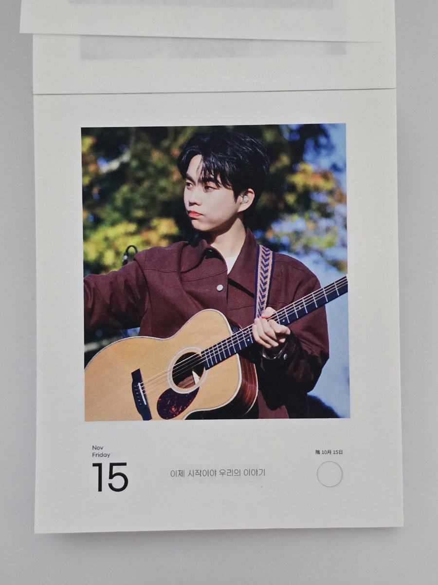 올해 일력을 제작하면서 신경 쓴 부분 중 하나가
이 맘때 수능보는 친구들을 위한 가사선정이었는데
힘이 되었으면 좋겠어요😊😊

다들 고생많았습니다👏🏻👍🏻

이제 시작이야 우리의 이야기 ! !🌊