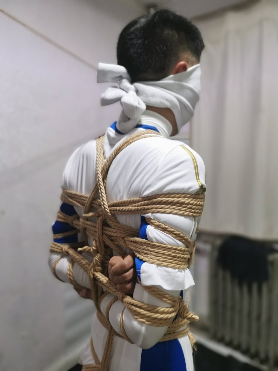 有史以来被绑的最紧的一次，不但绳子多而且感觉都勒到肉里了，完全或有任何活动余地，嘴里还被超臭的足球袜塞得严严实实直顶喉咙深处又被缠了五六圈胶带又绑上了足球袜，呼吸都困难，瞬间满头大汗，实在太狠了…但是说好的罚站时间才刚刚开始，还没有任何手段示意对方受不了了想结束，最绝望的一次体验