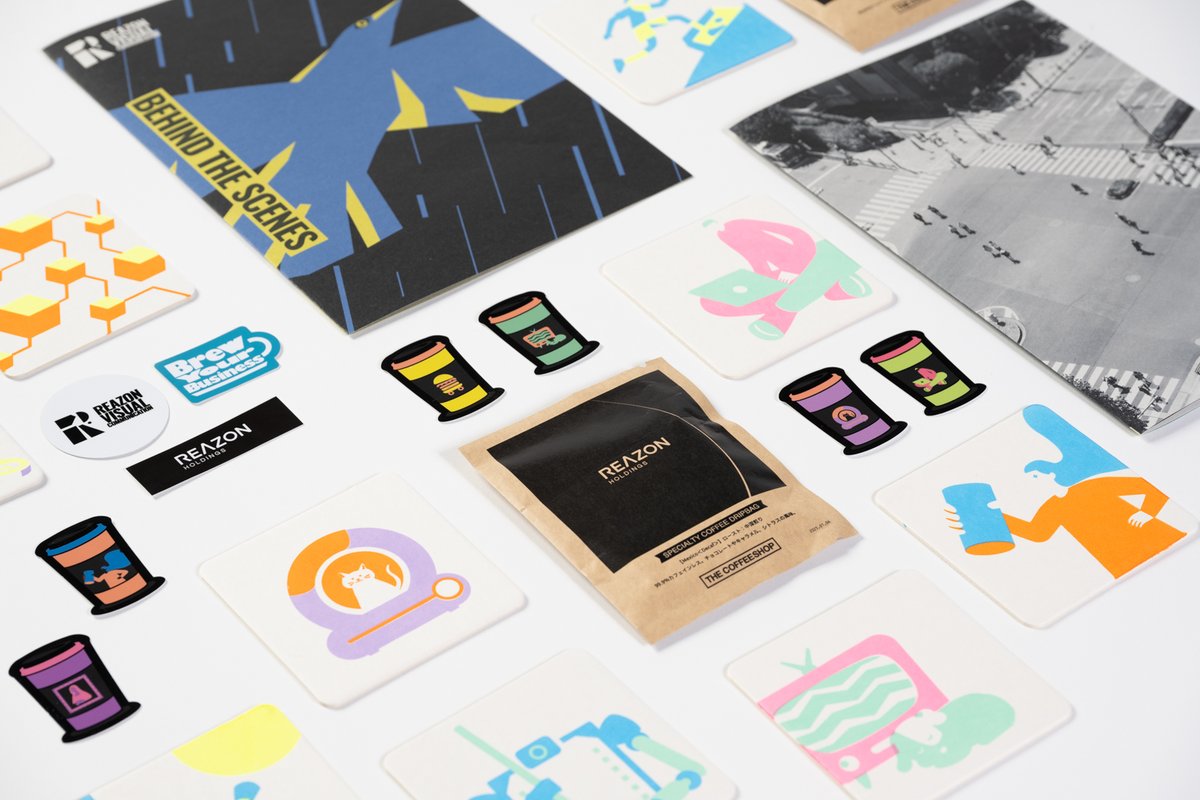design_reazon's tweet image. #Designship2024 で制作したノベルティを撮影しました！
ビジュアルコミュニケーションユニットのZINE、ドリップバッグコーヒー、ステッカー、コースターなど作りましたー！！コースターに関してはシルクスクリーンを使って自分たちで印刷しましたー！