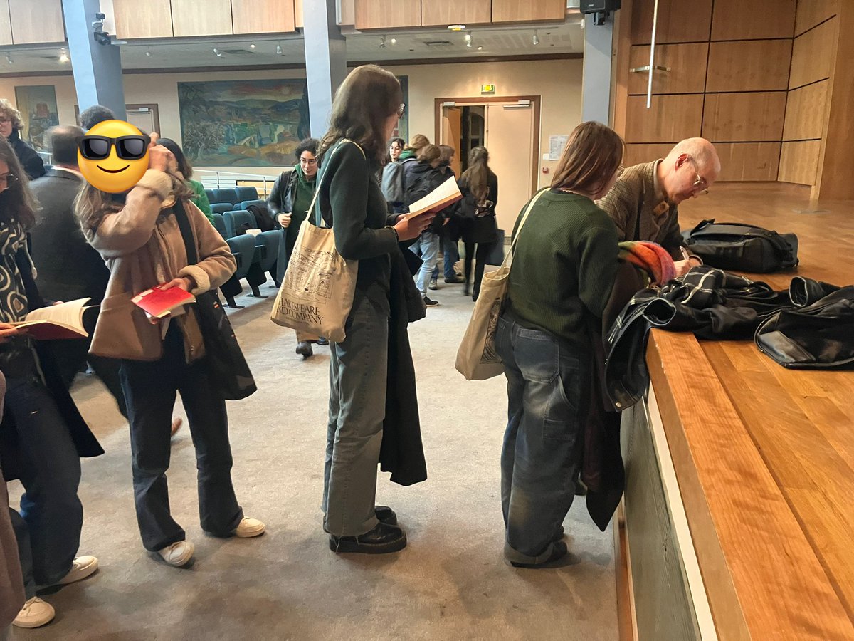 Merci à <a href="/PatrickWeil1/">Patrick  Weil</a> venu hier à la rencontre de nos khâgneuses et khâgneux, avec une belle séance de dédicaces à la fin de la conférence! #LLG 🙏🏻