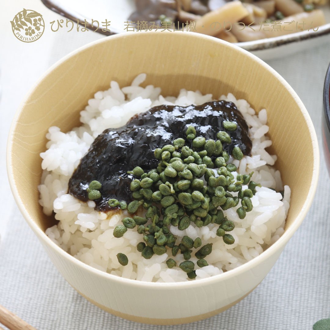 piriharima3344's tweet photo. 若摘み実山椒🟢のりつくだ煮
海の香りと醤油の旨味が美味しい のりつくだ煮 に、山椒の風味とシビレは相性��群！お米が美味しいこの季節、なん杯でも食べれちゃいます♪

オンラインショップ🔎
https://t.co/O7xzjk9oFy

#ぴりはりま #若摘み実山椒 #海��佃煮  #アラ #海藻ラボ #陸上養殖 #徳島文理大 https://t.co/P2dKNtGR9X