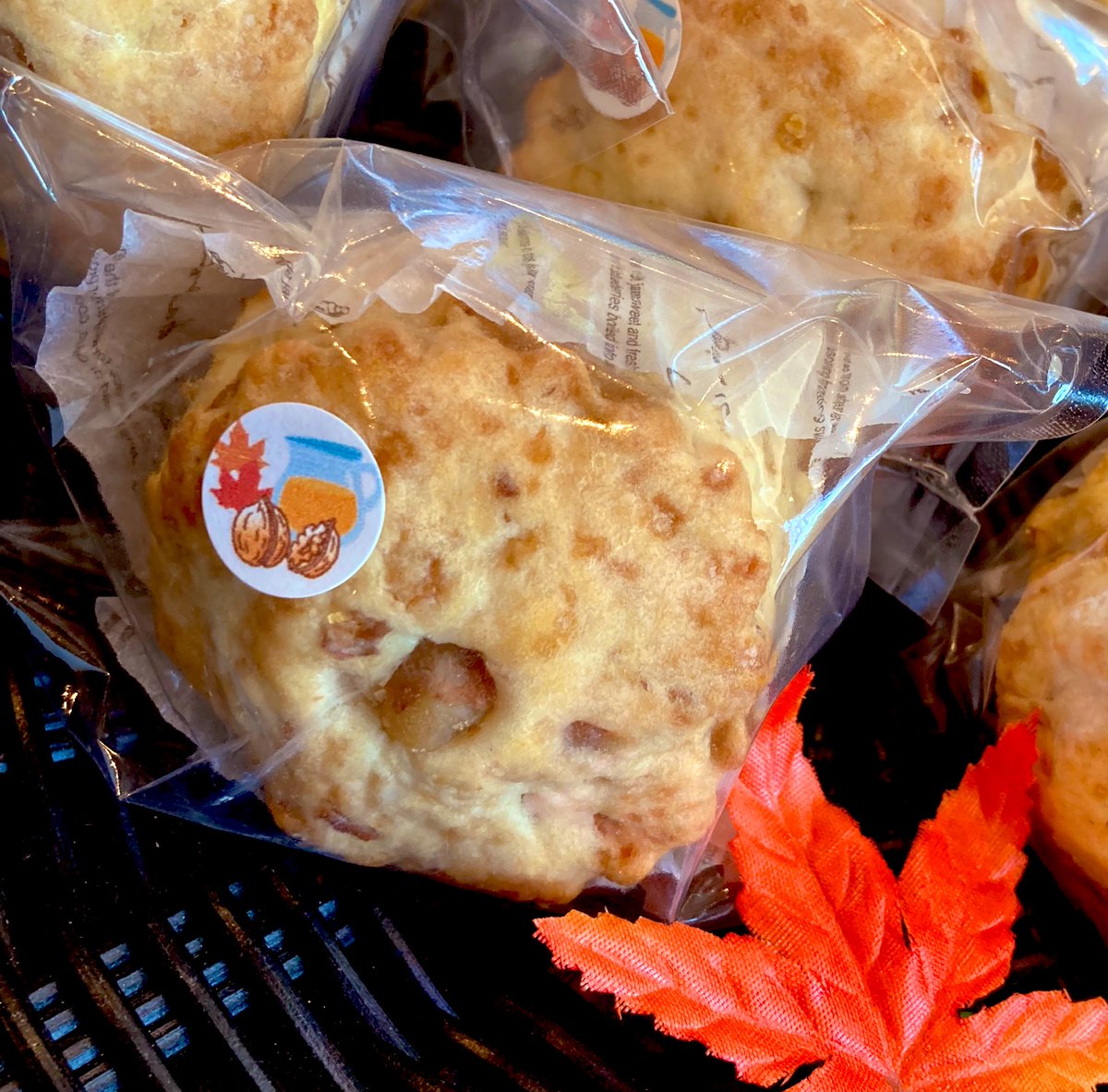 sconedolphin_'s tweet photo. こんにちは😃
スコーンドルフィン水戸京成店です🐬

写真1枚目
🍁メープルウォールナッツスコーン
15日までの販売となりますので
まだの方は是非ご賞味ください♪

メープルの香りとクルミの香ばしさが相性抜群の一品です😋 https://t.co/Z2P7l7xar6