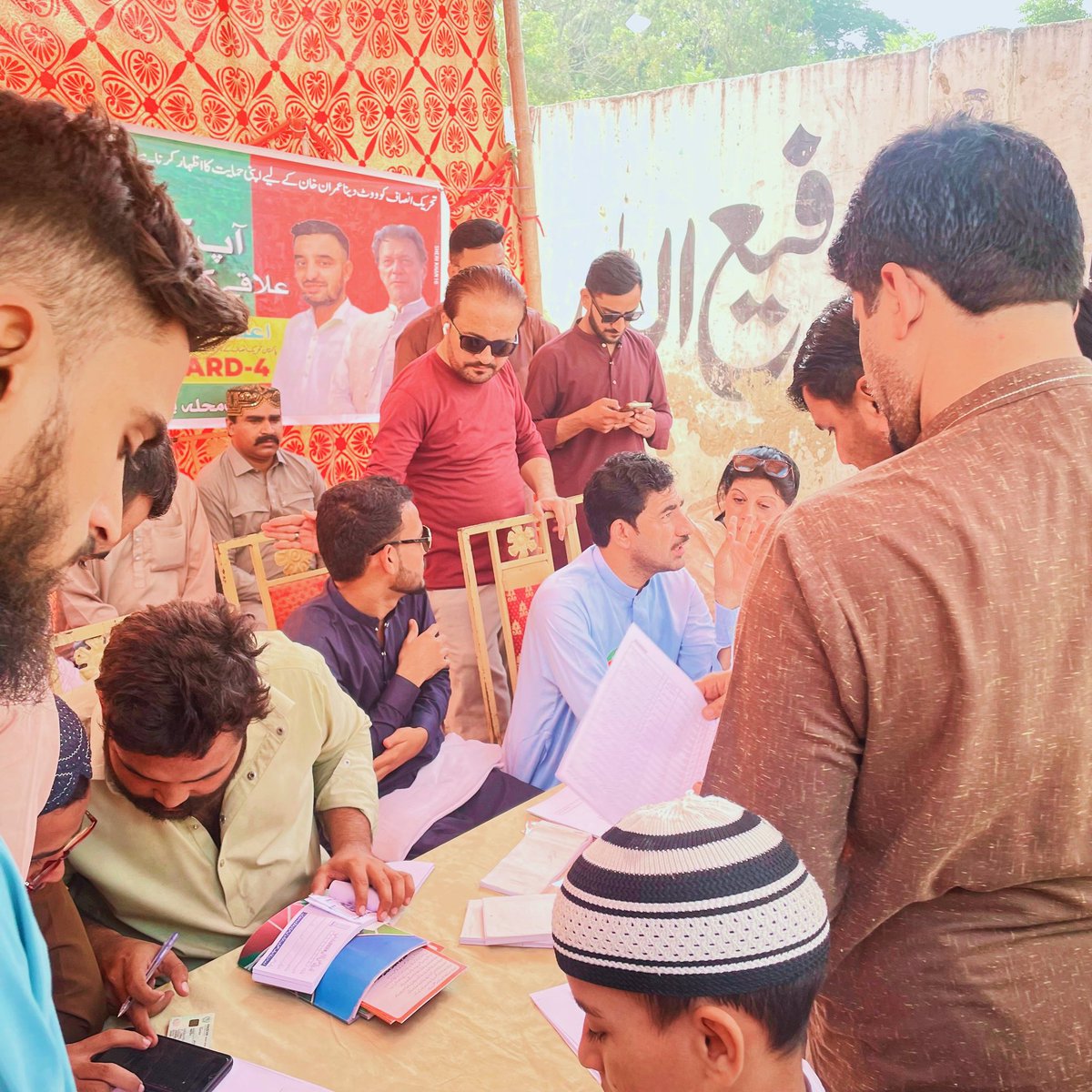 PTIYW_Karachi's tweet photo. ضمنی بلدیاتی الیکشن ڈے

شیر پاوؔ یوسی سات وارڈ چار کے مخلتف کیمپوں میں صدر انصاف یوتھ ونگ کراچی احسان خٹک کا سیکرٹری اطلاعات کراچی عدنان خان کے ہمراہ آمد

جہاں کیمپوں میں انتظامات کا جائزہ لیا گیا۔

#UC07 #ward04 #azam_khan https://t.co/U8650iaiSd