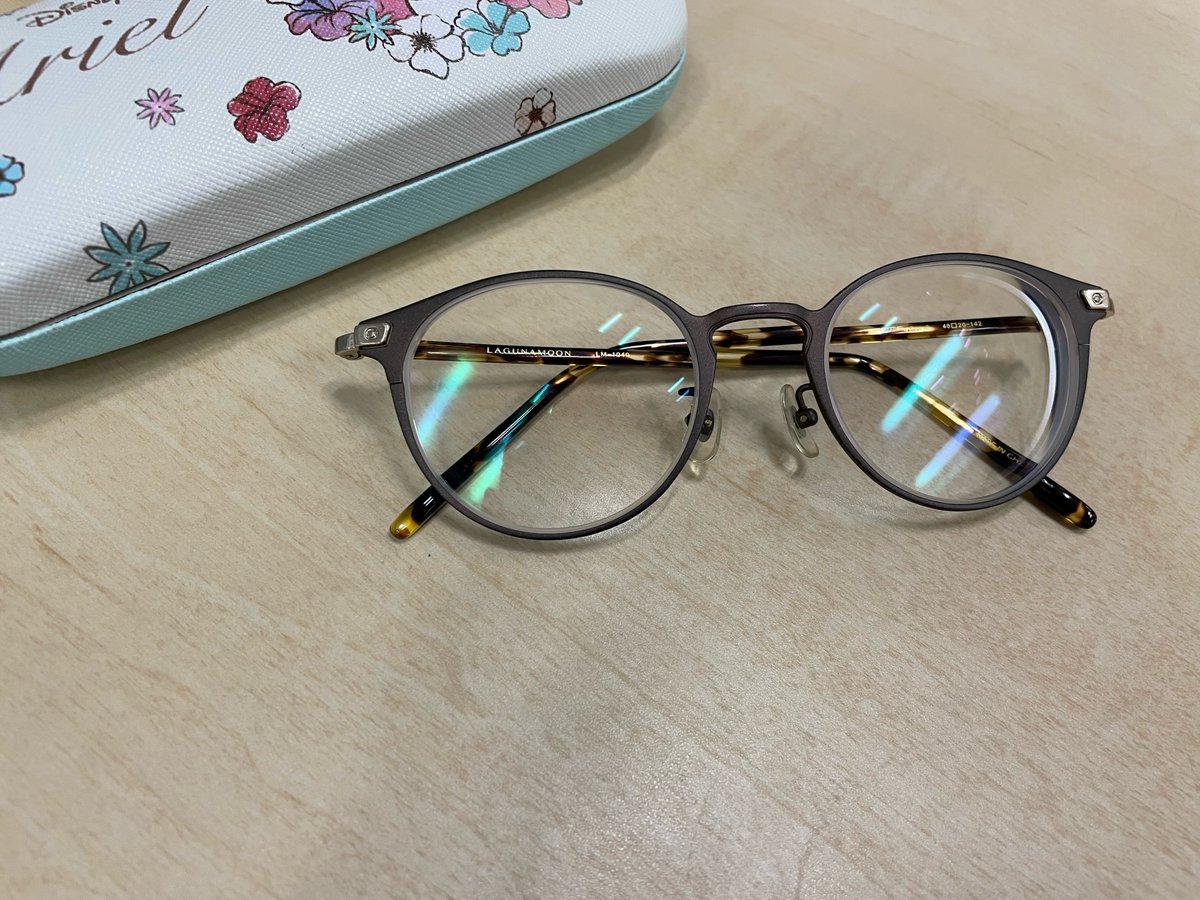 SdgsJica's tweet photo. イノベーションとは発明や発見のことだと思われがちですが、実は視点の転換だったりもします。
普段はコンタクトを使用するインターンKですが、本日は眼鏡での出勤！🧐 
焦げ茶色に縁取られた普段と違った視点で、新しい気づきを探索ちゅう🐭
（ほんとはコンタクトを付け忘れちゃっただけです(笑)） https://t.co/G17Mj9FcRL