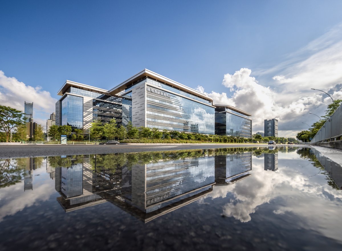 _10DESIGN's tweet photo. How can design enhance community engagement in government buildings? The new #Zhuhai Civil Service Centre in China embodies this vision as a vibrant hub that connects public services with the community.
https://t.co/tgOus2P6xX
#Architecture #Design #CivicBuilding https://t.co/k2HNZGd2N4
