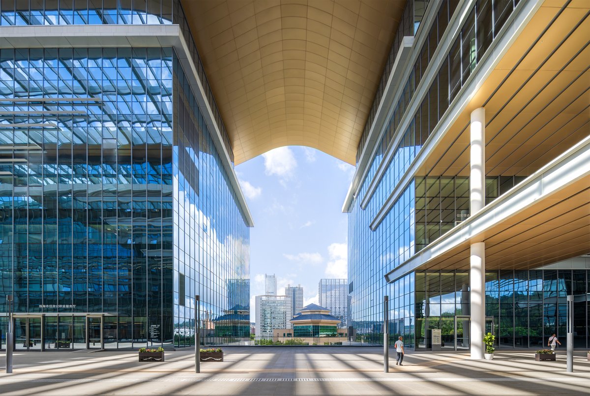 _10DESIGN's tweet photo. How can design enhance community engagement in government buildings? The new #Zhuhai Civil Service Centre in China embodies this vision as a vibrant hub that connects public services with the community.
https://t.co/tgOus2P6xX
#Architecture #Design #CivicBuilding https://t.co/k2HNZGd2N4