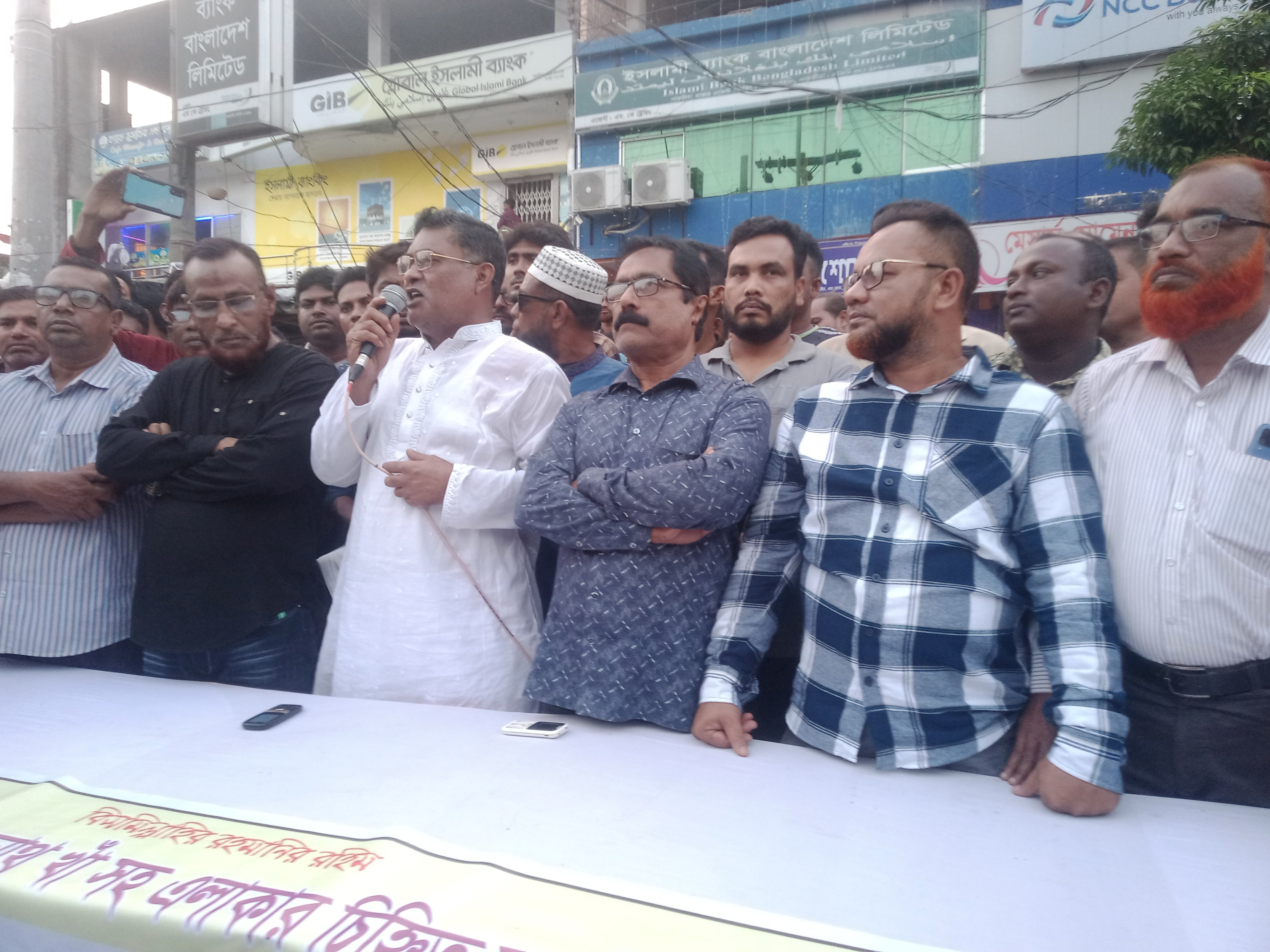 বিএনপি নেতাকর্মীদের জড়িয়ে হয়রানিমূলক মামলা প্রত্যাহারের দাবিতে দেবহাটায় মানববন্ধন