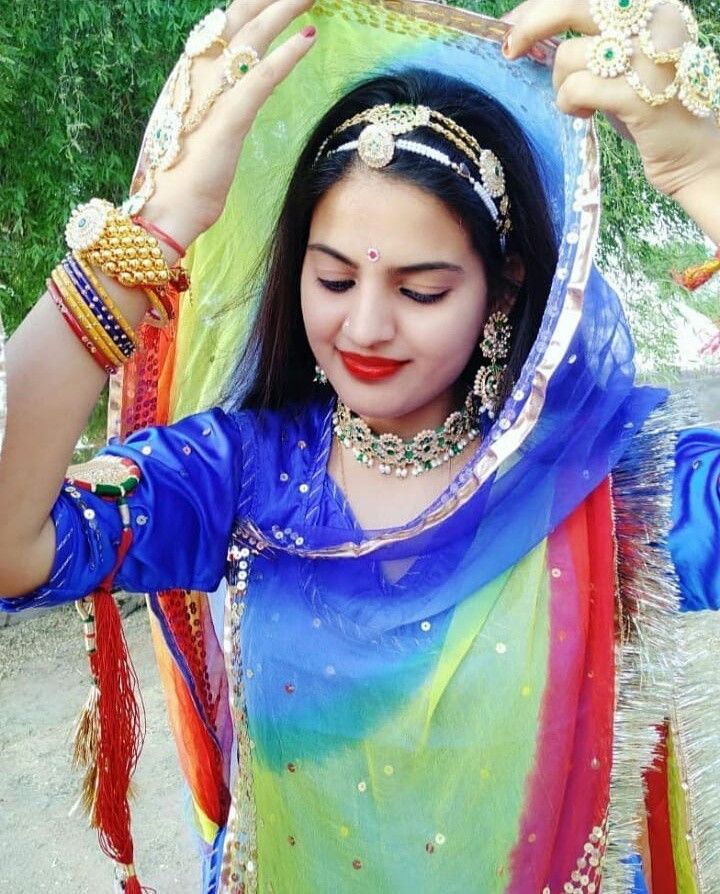 आदत है, लत है या कोई खुमारी है....
पर हर रोज तेरी तस्वीर देखने की बीमारी है..!!
