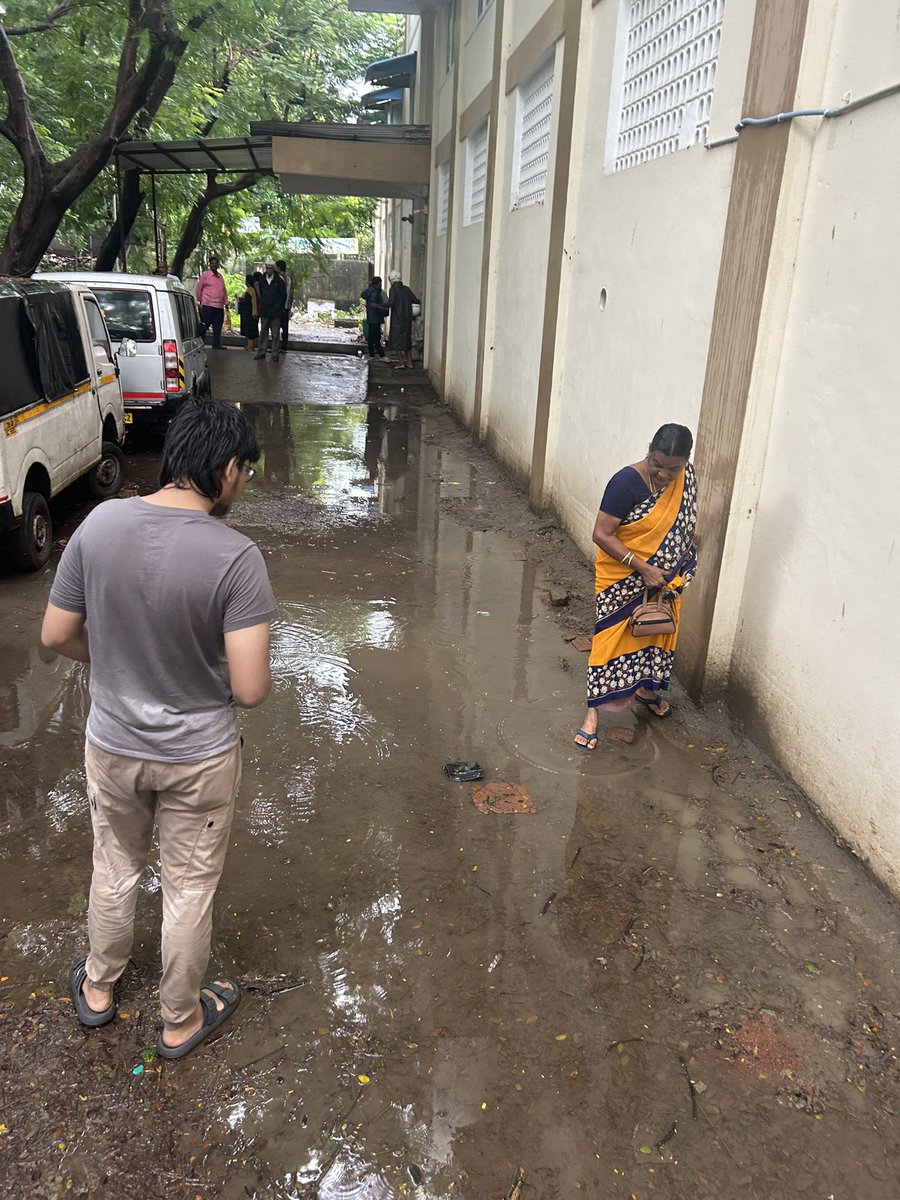 gmohanakrishnan's tweet photo. Hi @chennaicorp 
The Anna Nagar East RTO in New Avadi road is in a Bad condition after the rains.

Citizen’s are not event able to walk to the office room. All Shoes Got wet!

This was 2 days ago but the issue needs to be fixed before next rains! @ChennaiTraffic 

Thanks https://t.co/LLzujzvkGQ