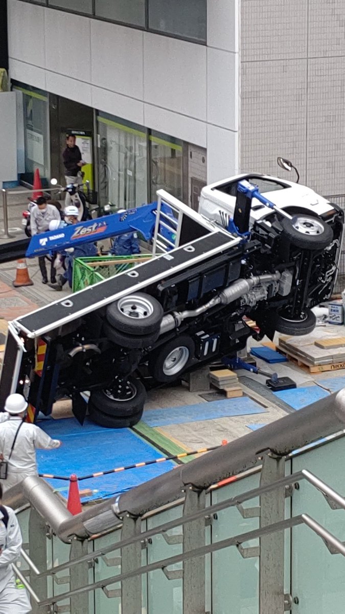 benitengtake2's tweet photo. 新横浜でこんなことになってる。 https://t.co/9TiHs7XjeU