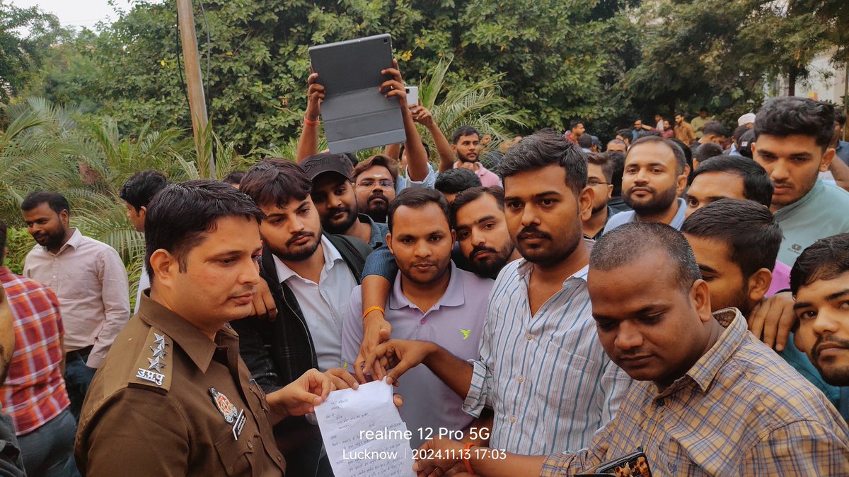 Suyashrajsingh0's tweet image. #UPPSC_No_Normalization
#Onedayoneshift
 छात्र एकता जिंदाबाद यूपीपीसीएस एकता जिंदाबाद🥳
कपूरथला में पार्क में और ध्येय आई एस  के पास में दोनों जगह भीड़ इकट्ठा हो रही है जिसको जहां पर सहूलियत हो वहां पर प्रदर्शन में भाग ले सकता है!