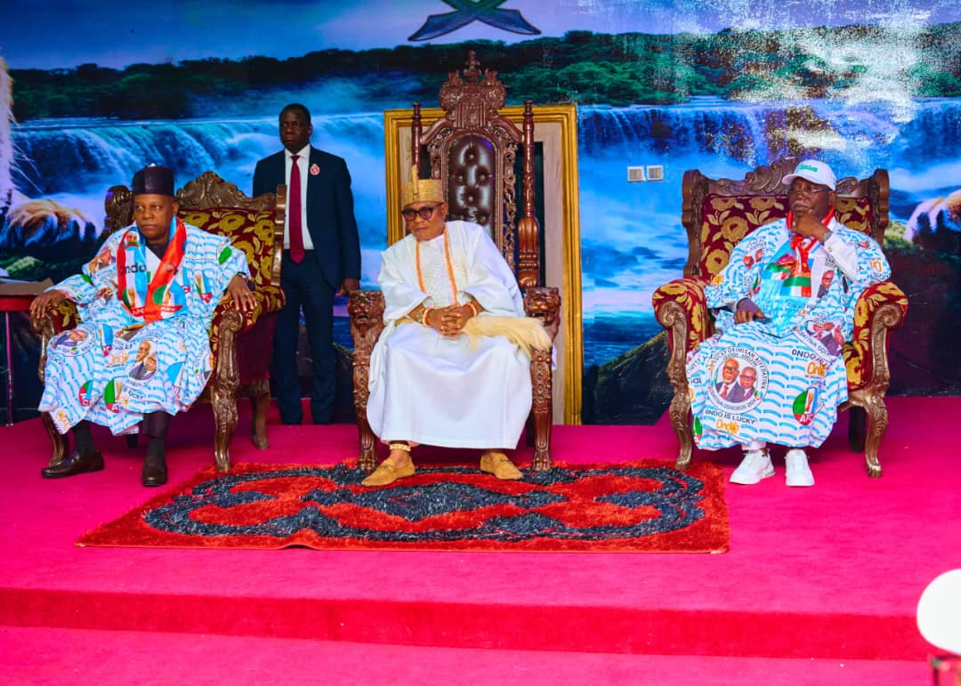madeyeye7's tweet photo. Photo News:

The Deji &amp; Paramount Ruler of Akure Kingdom, Oba (Dr.) Aladetoyinbo Ogunlade Aladelusi, CFR, Odundun II today received Vice-president Kashim Shettima GCON at his Palace. https://t.co/YzUAZTtqeG