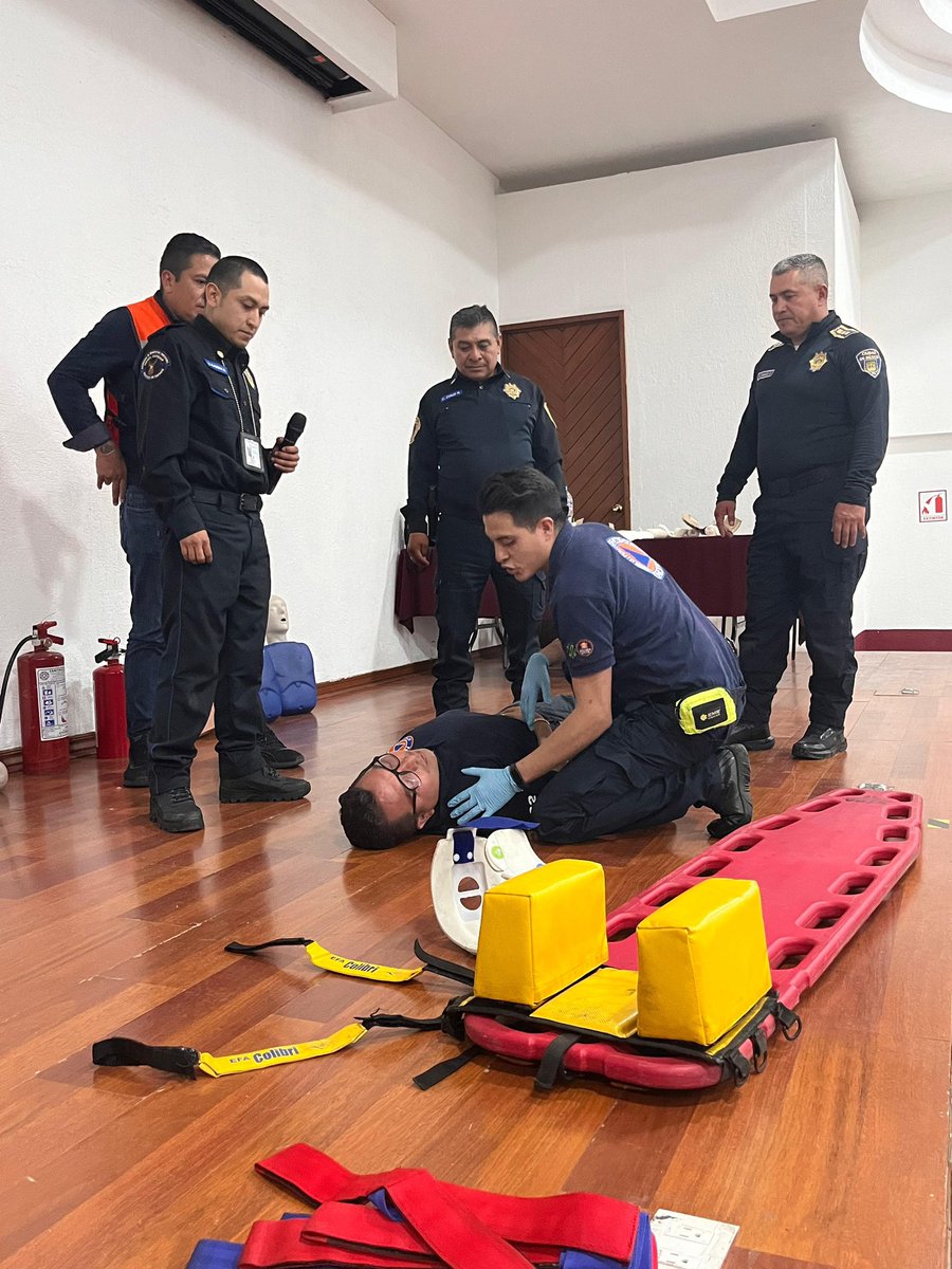 IztacalcoAl's tweet photo. En #LaAlcaldíaDelPueblo la prevención será la mejor herramienta. 🔧 

Nuestra Policía Auxiliar recibió capacitación de Protección Civil en protocolos de emergencia y respuesta rápida.

Seguimos construyendo una #AlcaldíaResiliente para todas y todos. https://t.co/kvSZ0egPFY