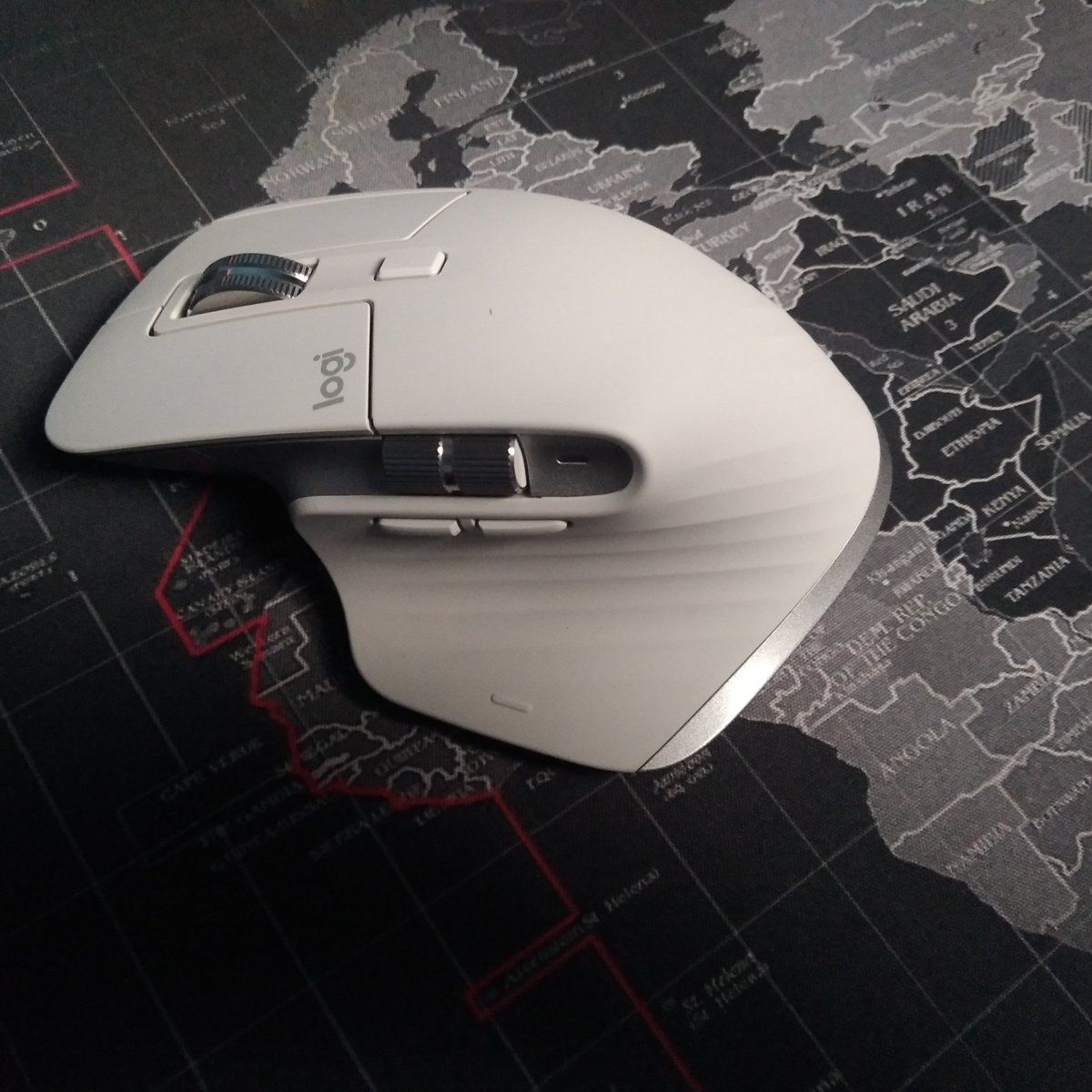 yoshlksl's tweet image. Back in the design world after 4 years! Needed a high-precision mouse, and the Logitech MX Master 3S fit the bill. Two weeks in, and it&apos;s been amazing! 🖱️ #DesignJourney #LogitechMXMaster3S
