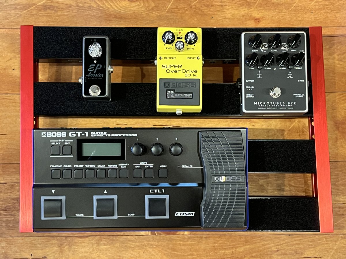 BigBossNagoya's tweet image. 先月発売したばかりのパワーサプライ搭載ペダルボード『Vital Audio POWER BASE VAPB-45M』

一般的なペダルを配置するとこんな感じ！
実際は裏面にケーブル類を配線するので、ボード表面はかなり綺麗にまとまりますね✨
#vitalaudio #pedalboard
