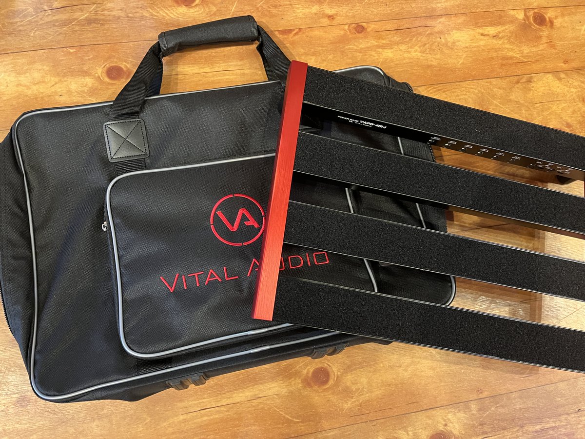 BigBossNagoya's tweet image. 先月発売したばかりのパワーサプライ搭載ペダルボード『Vital Audio POWER BASE VAPB-45M』

一般的なペダルを配置するとこんな感じ！
実際は裏面にケーブル類を配線するので、ボード表面はかなり綺麗にまとまりますね✨
#vitalaudio #pedalboard