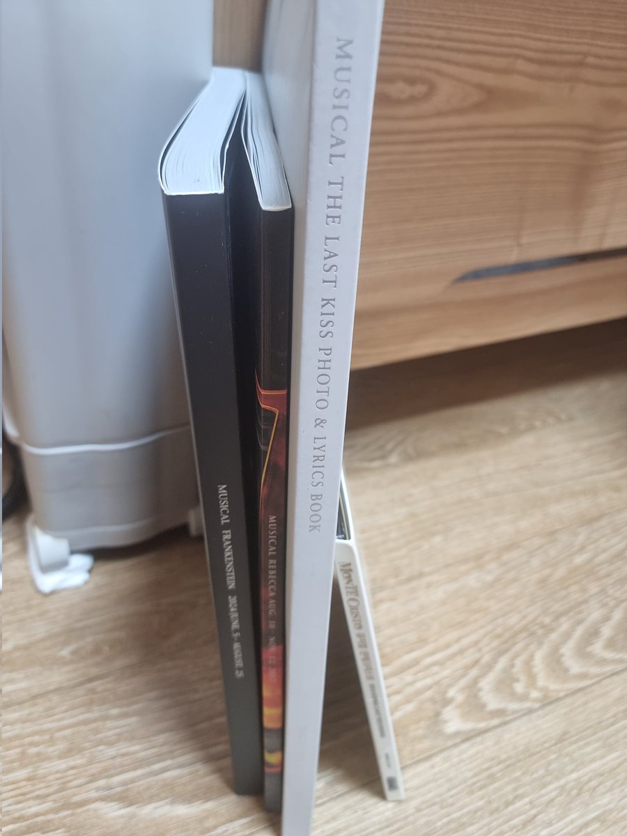 M_emoria's tweet photo. 플북, 몬테오슷 판매합니다.

17(?)레베카1.0
17(?)더라키1.0
몬테OST (초연캐스트입니다.) 1.0

우체국택배, 편택 가능합니다.
운송미포함이고 택배시 +0.4 추가있어요.

원가랑 다른거있으면 말해주세요!😊 https://t.co/vH7NgjjQvL