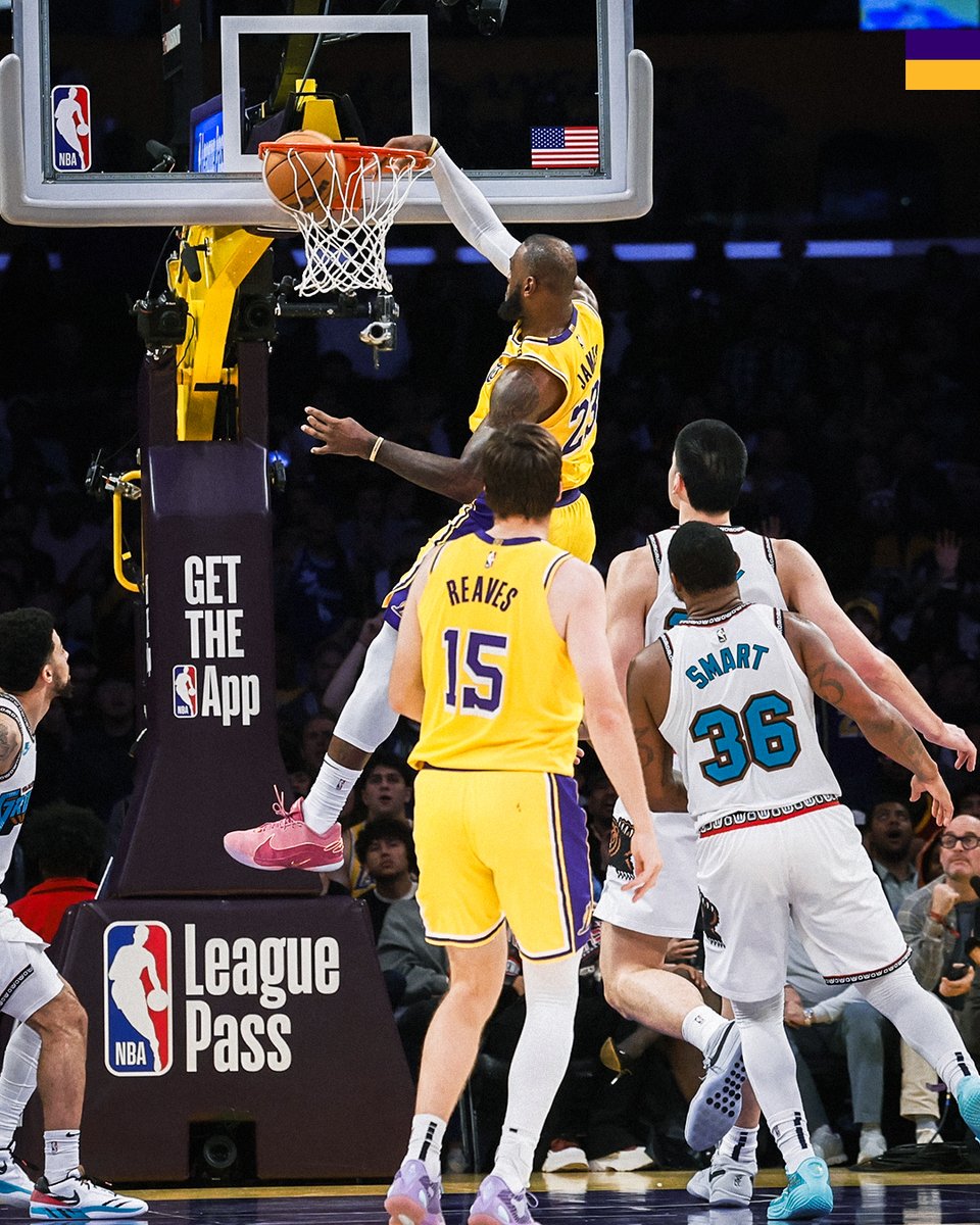#LakersWin
