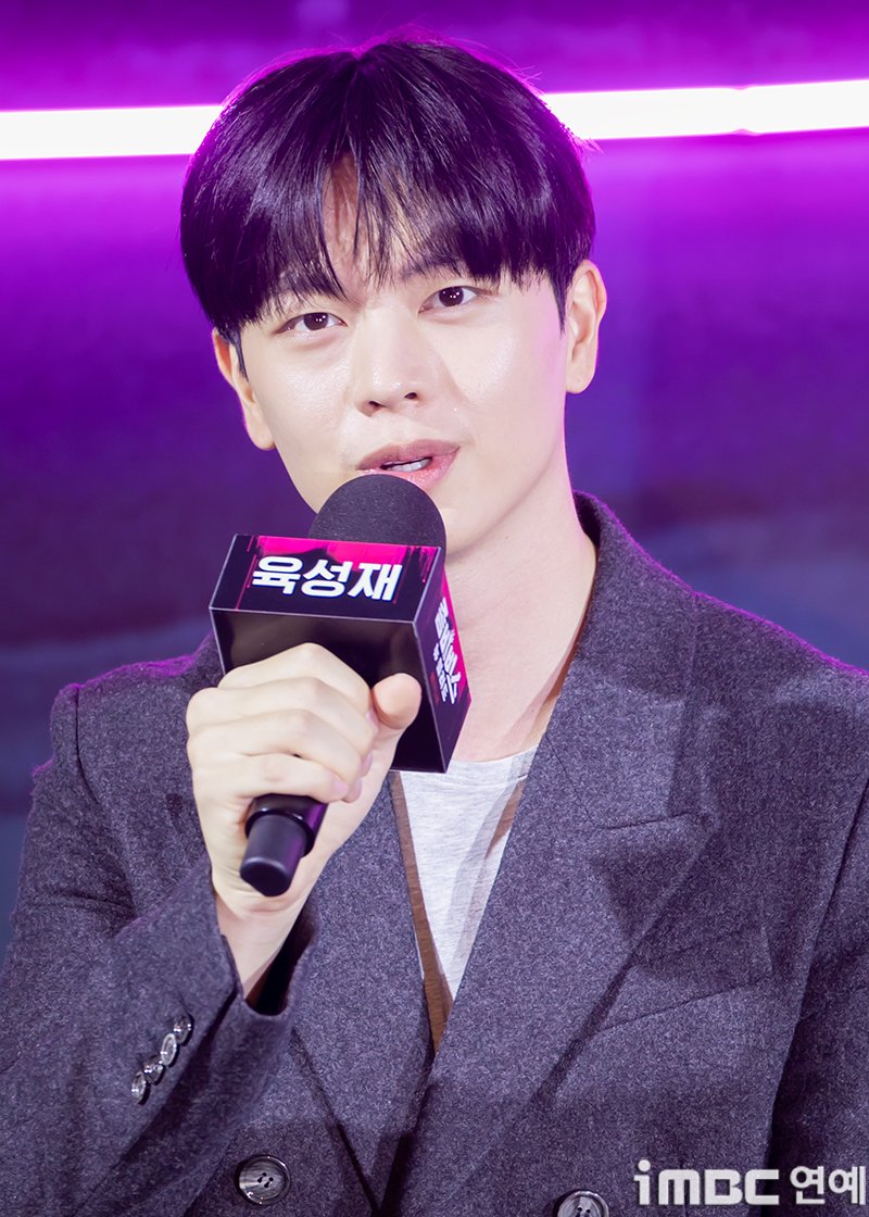 imbcenews's tweet photo. [포토] 육성재, 6별 눈빛 
#좀비버스_뉴블러드 #Zombieverse_NewBlood
#비투비 #BTOB #육성재 #YOOKSUNGJAE 
#넷플릭스 #NETFLIX #제작발표회_241114 [iMBC연예]

비투비 육성재가 14일 오후 서울 용산CGV에서 열린 넷플릭스 예능 ‘좀비버스: 뉴 블러드’ 제작발표회에 참석해 질의 응답을 하고 있다.

⬇️고화질 Click Plz⬇️
https://t.co/O3L9acj7w8
