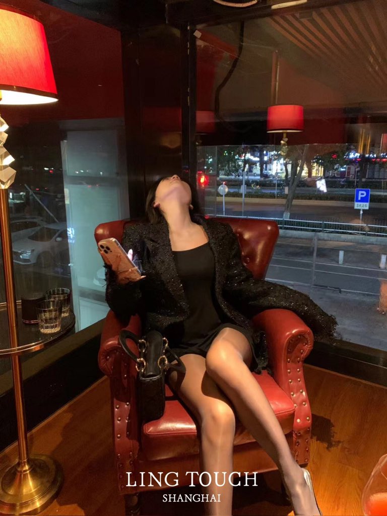 盈透丰润，散发情浓醉意
秋日亦有的性感态度

#绫「凝脂™」3D无缝款
直达选购📮https://t.co/R6iBnSYvlA

#LingTouch #绫丝袜 #绫 #绫天猫旗舰店 #丝袜 #丝袜控 #パンスト #ストッキング https://t.co/11h0koIRxa