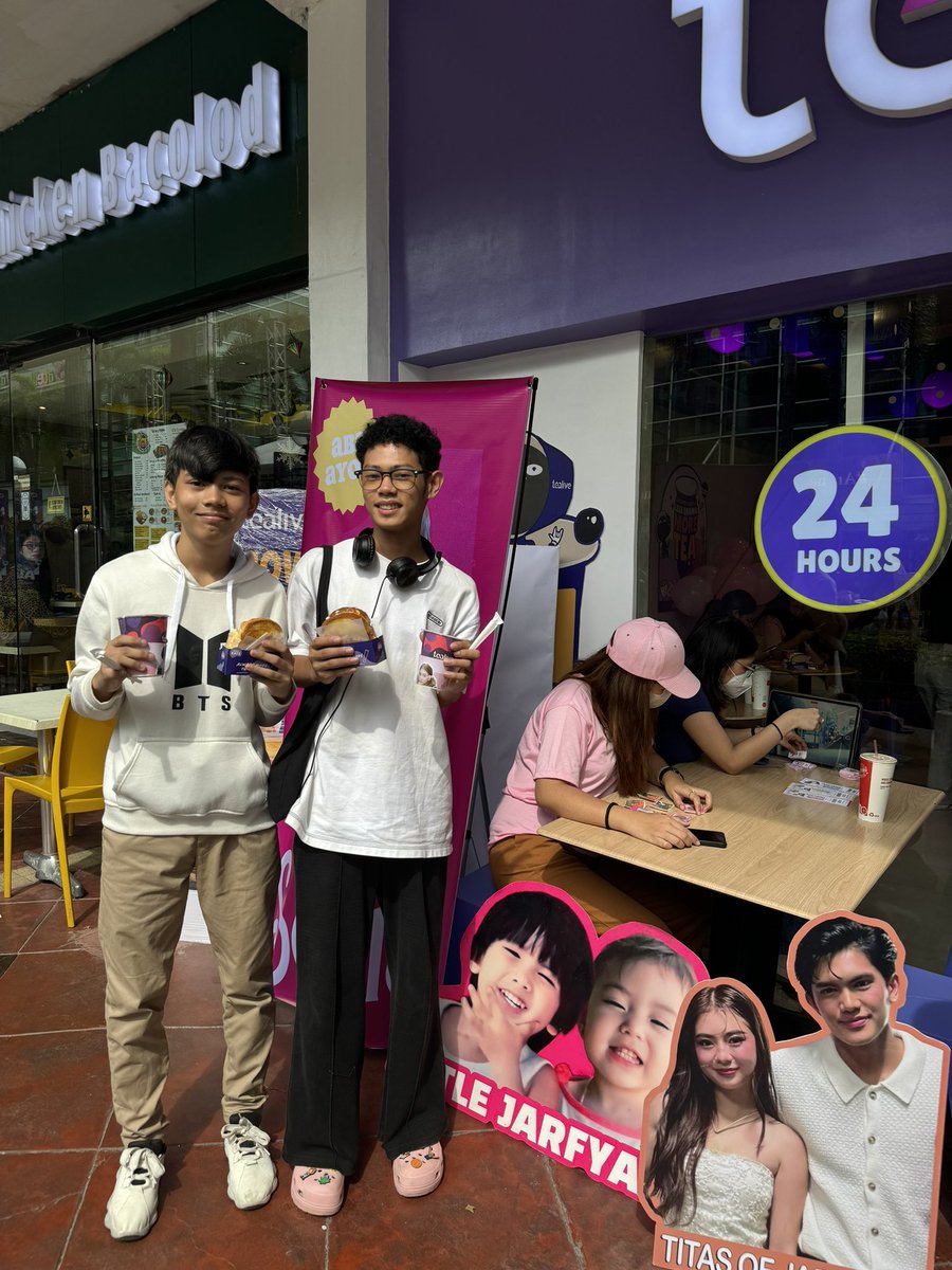 titasofjarfyang's tweet photo. Team Fyang Slayers got their Tealive! 
Thank you so much Slayers! 💜

@JarFyangNation1 @TeamFyangSlayer 

FYANG SHINES ARANETA https://t.co/8ycwtTsR5J